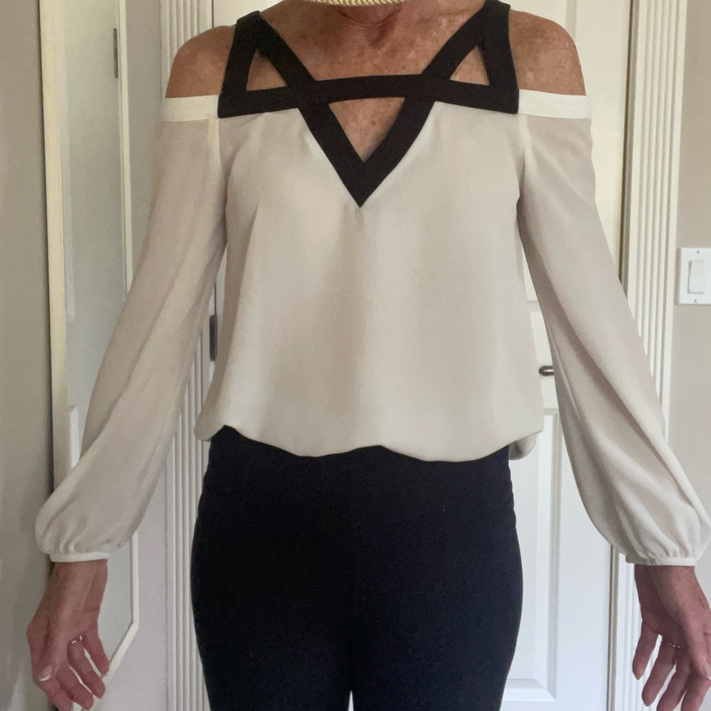 Off shoulder blouse black/winter-white tuck in or leave out great travel top